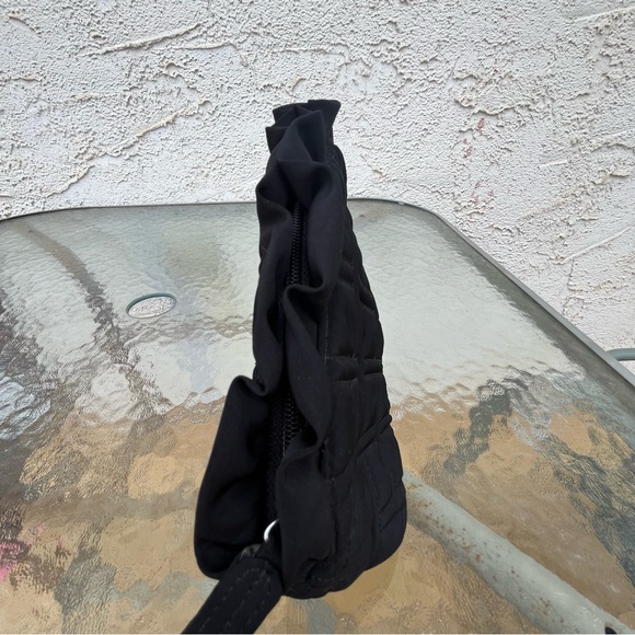 NWOT Vera Bradley Large Black Ruffle Cosmetic Travel Makeup Case - Picture 4 of 9